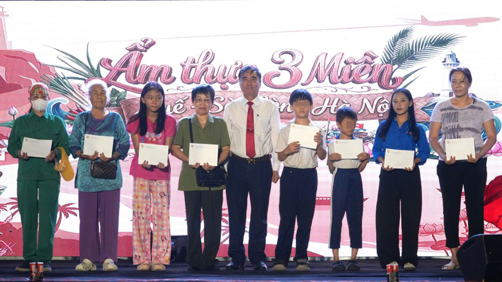 The Vietnam Fatherland Front Committee of Vung Tau ward presents gifts to people in difficult circumstances at the food festival. Photo: Thanh An