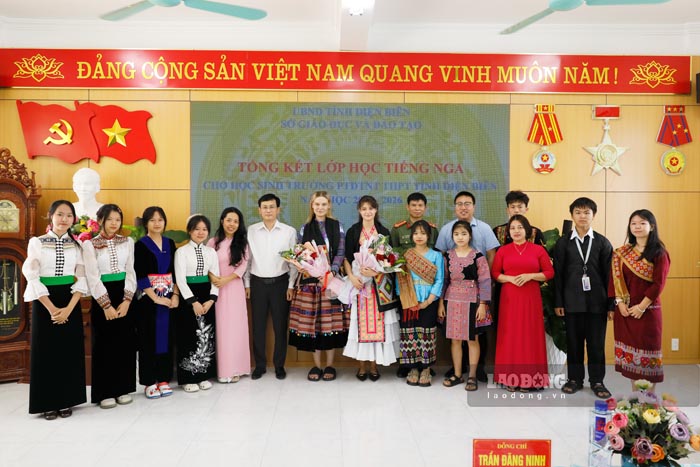 50 estudiantes en Dien Bien acaban de completar un curso de ruso. Foto: Quang Dat