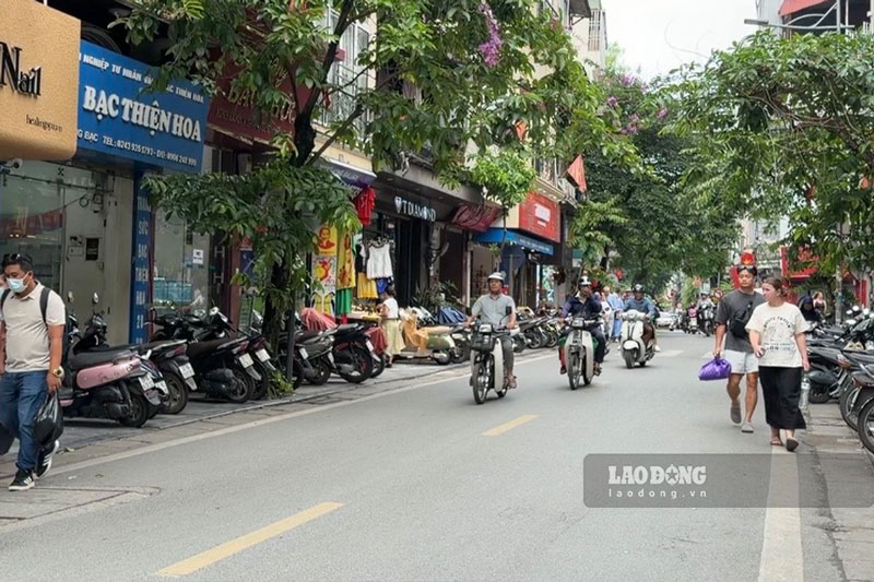 Nhiều người dân vẫn còn băn khoăn trước đề xuất cấm xe máy chạy xăng theo khung giờ. Ảnh: Dương Anh