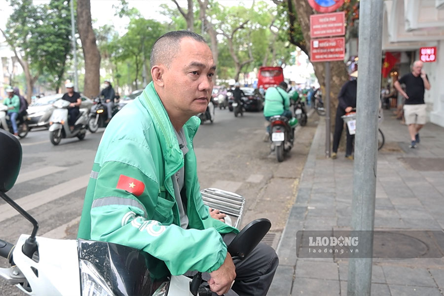 Tài xế công nghệ chạy xe xăng không giấu nổi vẻ lo lắng trước đề xuất từ ngày 1.7. Ảnh: Dương Anh