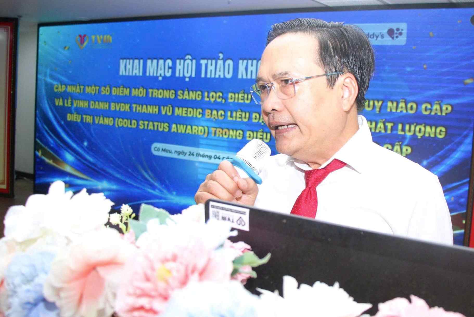 ThS.BS Phạm Thanh Vũ, Chủ tịch Hội đồng Quản trị Bệnh viện Đa khoa Thanh Vũ Medic Bạc Liêu phát biểu tại buổi lễ nhận giải vàng đột quỵ thế giới. Ảnh: Nhật Hồ.