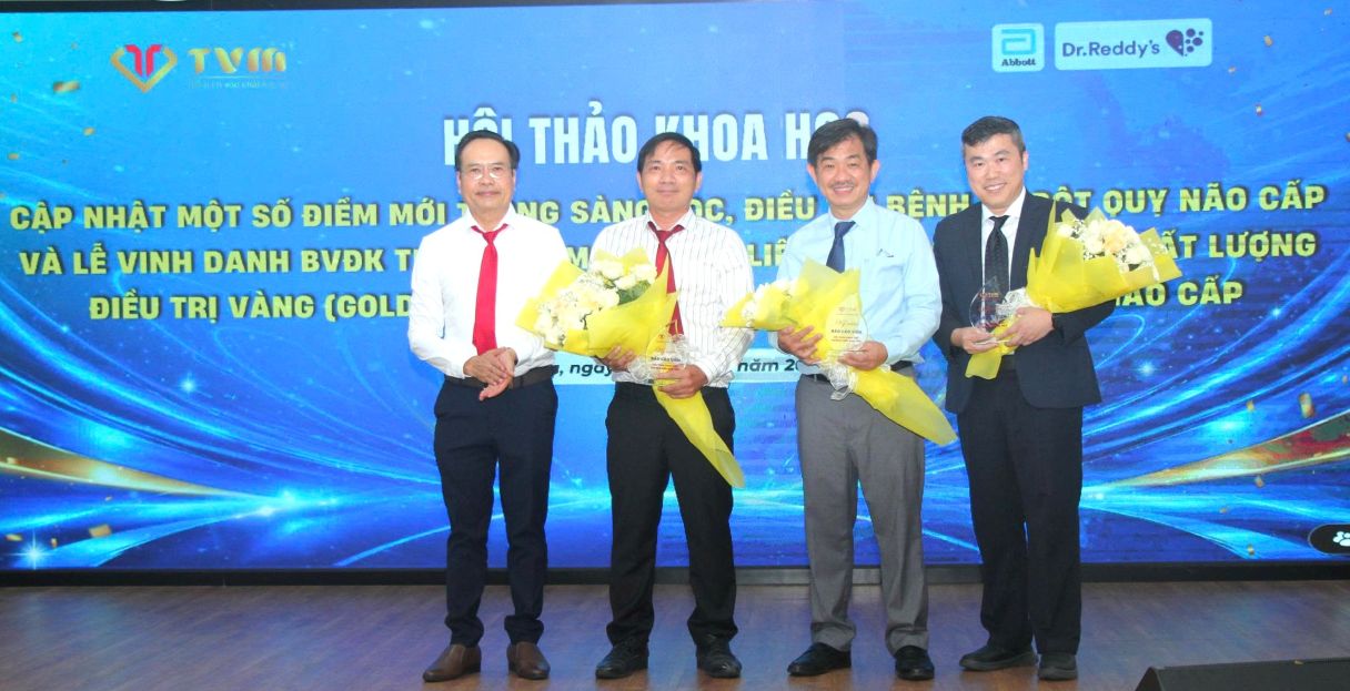 Tặng hoa các diễn giả trình bày hội thảo xung quanh nội dung xu hướng điều trị đột quỵ cấp năm 2026. Ảnh: Nhật Hồ.