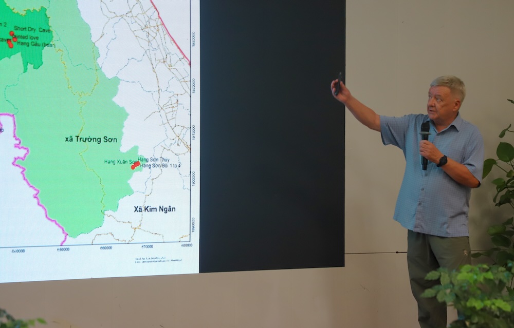 Chuyên gia hang động công bố kết quả khảo sát. Ảnh: Nguyễn Luân