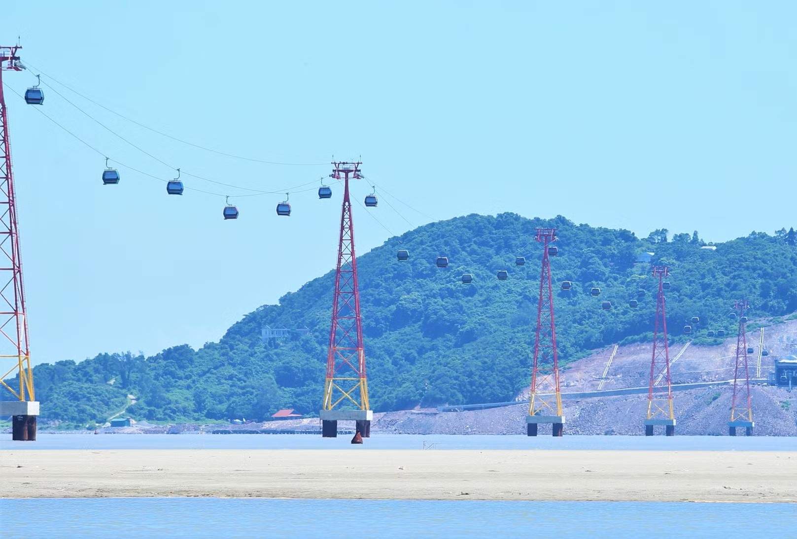 Tuyến cáp treo Cửa Hội nối đất liền với đảo Song Ngư. Ảnh: Mai Ngân