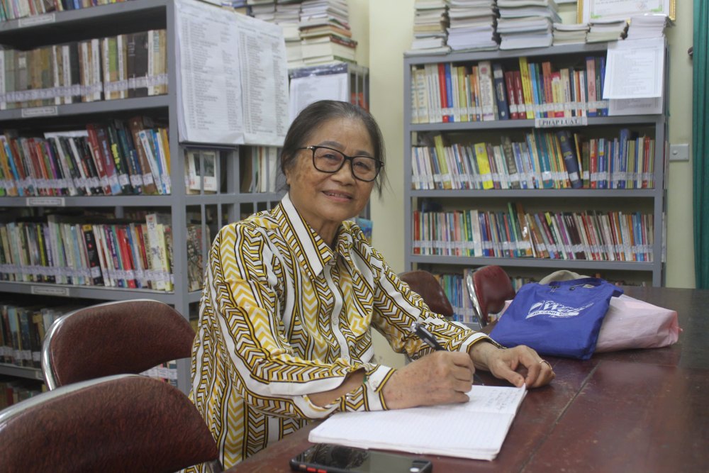 Ngô Thị Hằng đang trực tiếp phụ trách và duy trì hoạt động của thư viện thôn Bình Vọng. Ảnh: Quỳnh Chi