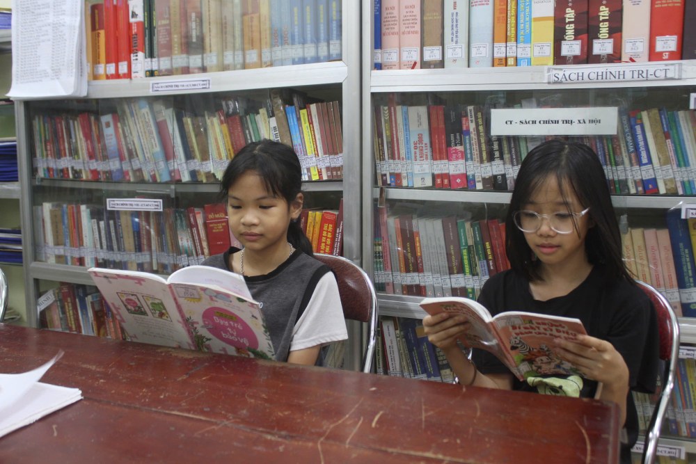 For Mr. Phi, the image of generations of children and grandchildren engrossed in books, accessing knowledge... like adding motivation to him. Photo: Quynh Chi