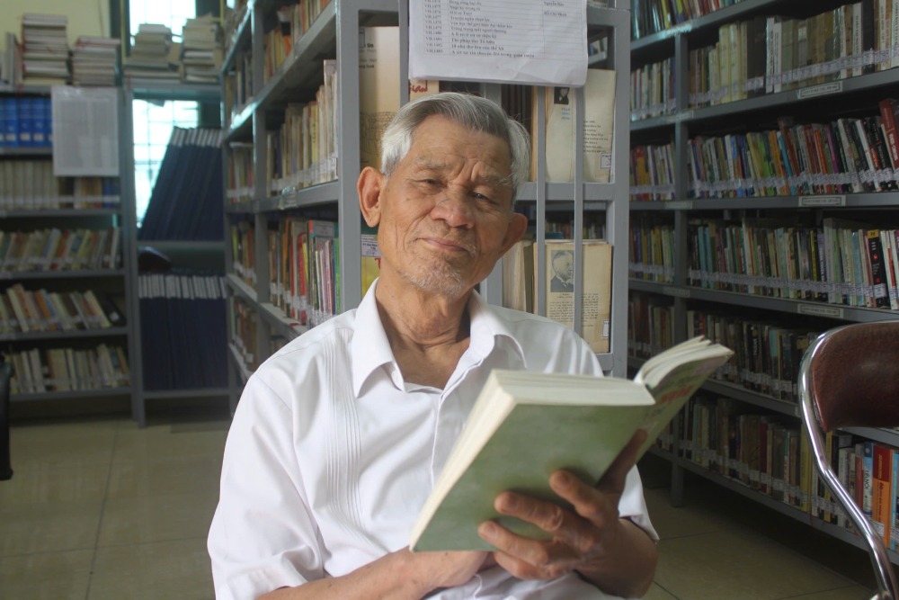 Ông Dương Văn Phi dù đã ngoài 70 tuổi vẫn nhớ rõ những ngày đầu đầy mới thành lập thư viện thôn Bình Vọng với nhiều khó khăn... Ảnh: Quỳnh Chi
