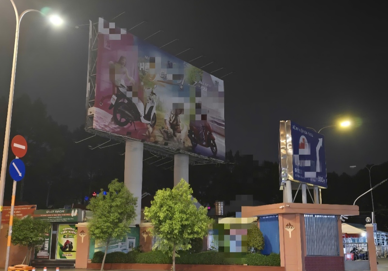 Un panneau publicitaire de grande puissance sur la rue Hoang Van Thu est éteint après 22 heures pour économiser de l'électricité. Photo: Nam Duong