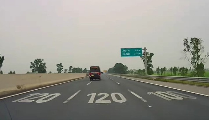 Xe khách chuyển làn liên tiếp trên cao tốc Hà Nội - Hải Phòng. Ảnh: Cục Cảnh sát giao thông