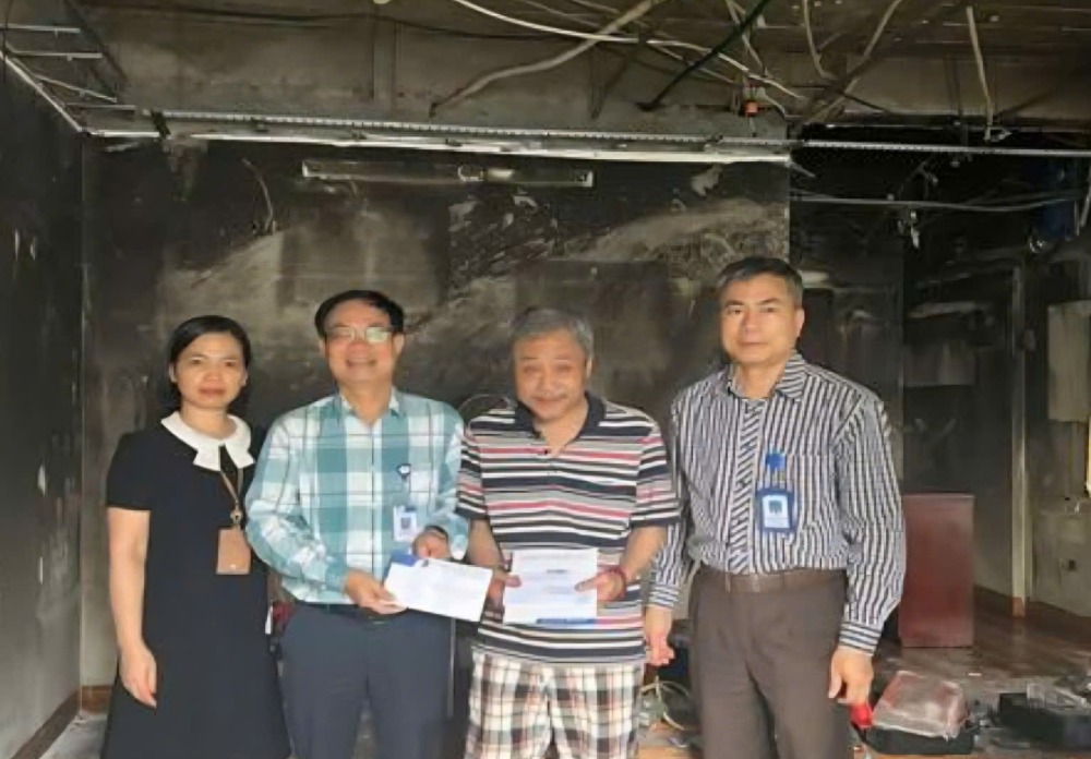 Trade union levels under the Vietnam Union of Science and Technology visit, encourage and donate funds to "VNPT Warm House" to support Mr. Hai's family in repairing the house. Photo: Hong Hai - Quang Thuan