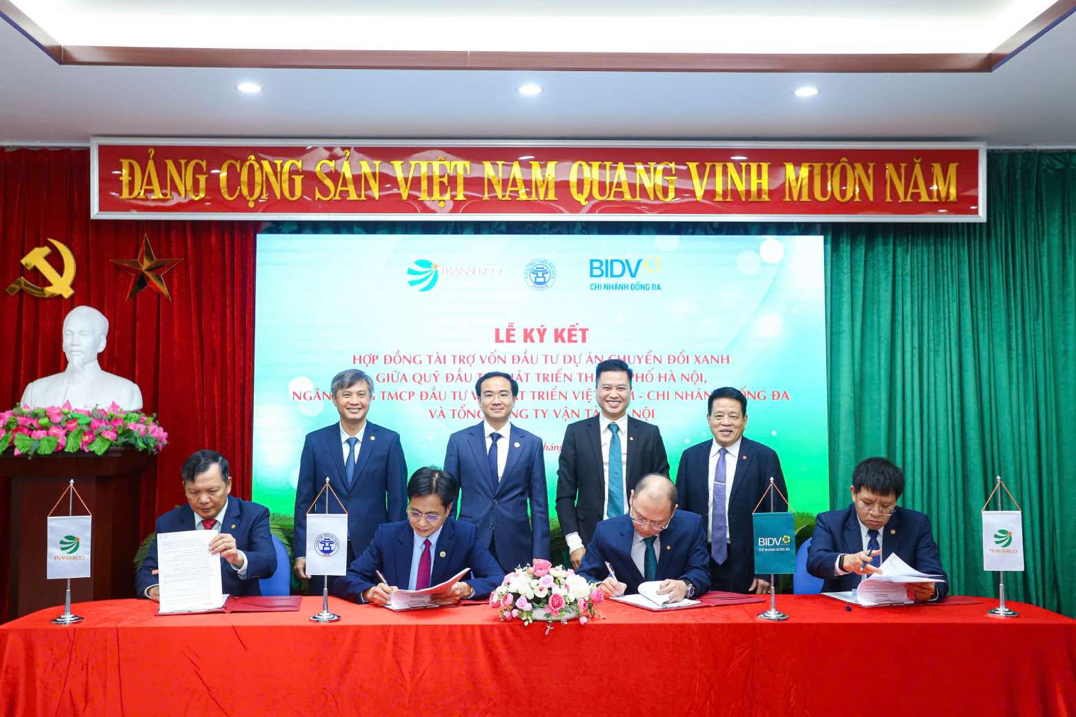 Signing ceremony of a capital sponsorship contract to serve the green transformation of Transerco's bus fleet. Photo: Vo Giang