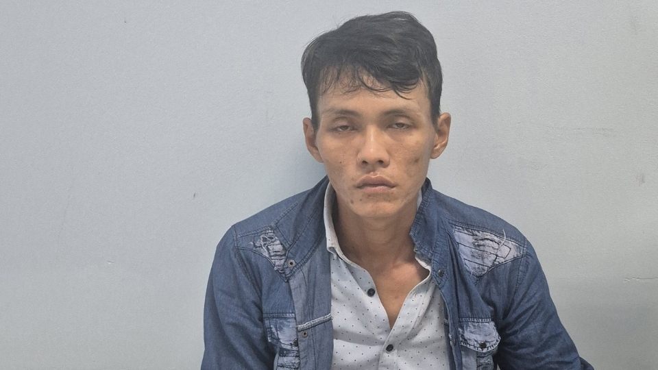 Đối tượng Trần Văn Bình tại cơ quan Công an xã Phú Quới sau khi thực hiện hành vi cướp giật tài sản. Ảnh: Công an Vĩnh Long