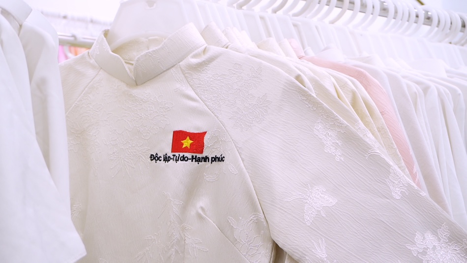The Hanoi Ao Dai rental market is quiet during the April 30th holiday