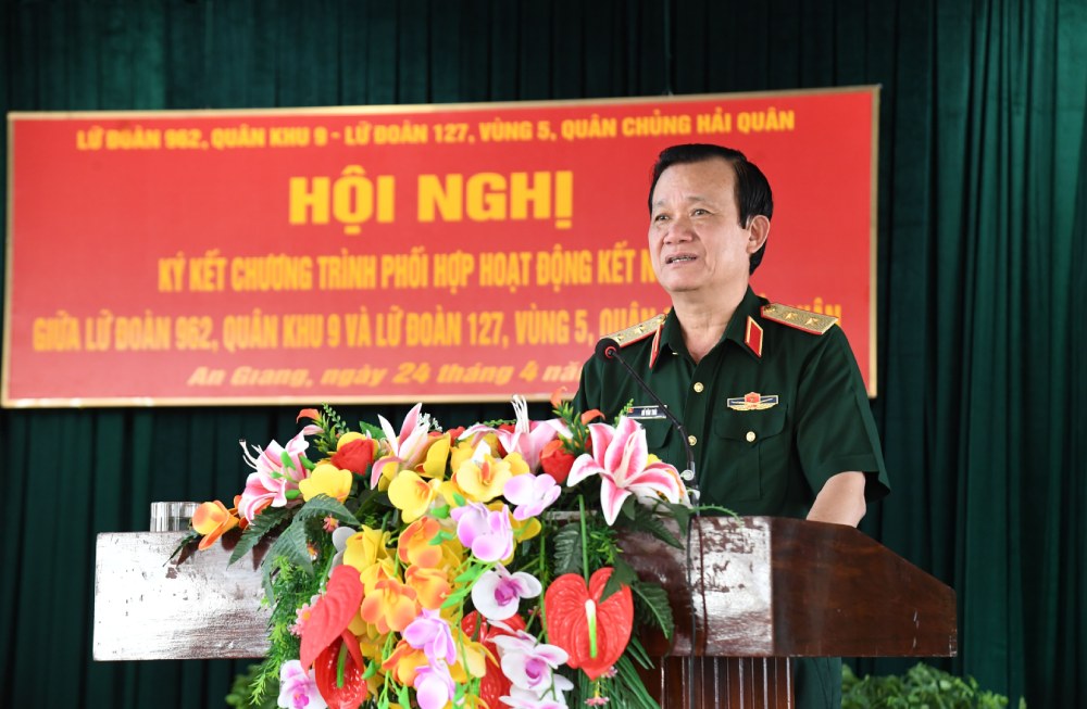 Trung tướng Hồ Văn Thái phát biểu tại hội nghị. Ảnh: Văn Định