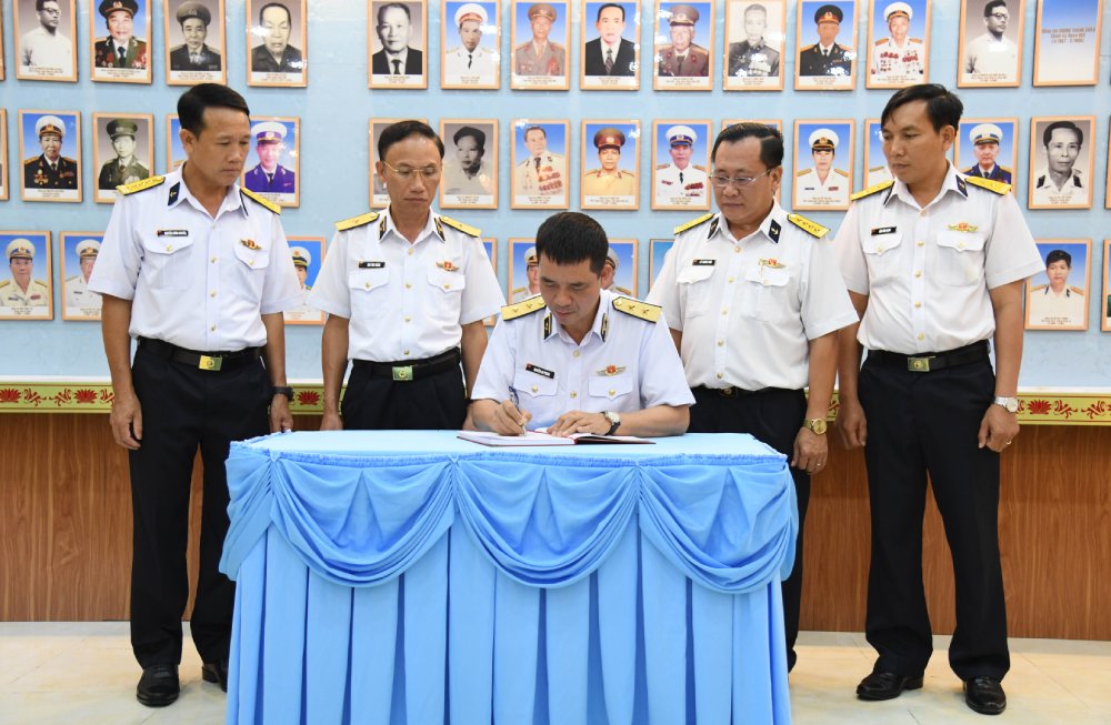 Phó Đô đốc Nguyễn An Phong ghi sổ lưu niệm tại nhà truyền thống Lữ đoàn 962. Ảnh: Văn Định