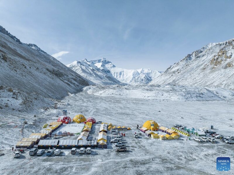 An Everest climbing base camp. On April 24, hundreds of climbers were trapped at a base camp in Nepal due to a crack and an ice block hindering the climbing journey. Photo: Xinhua