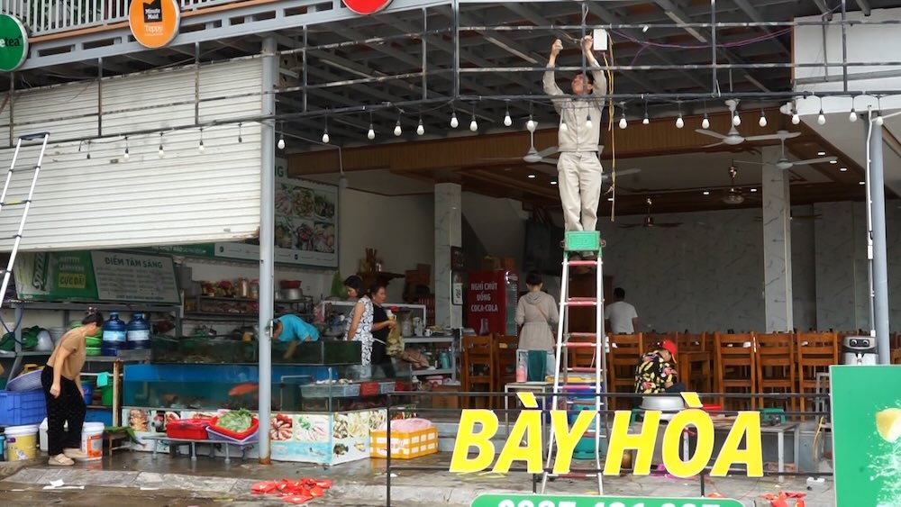 Restaurants and hotels at Sam Son beach are "racing" with time before the opening day. Photo: Quach Du