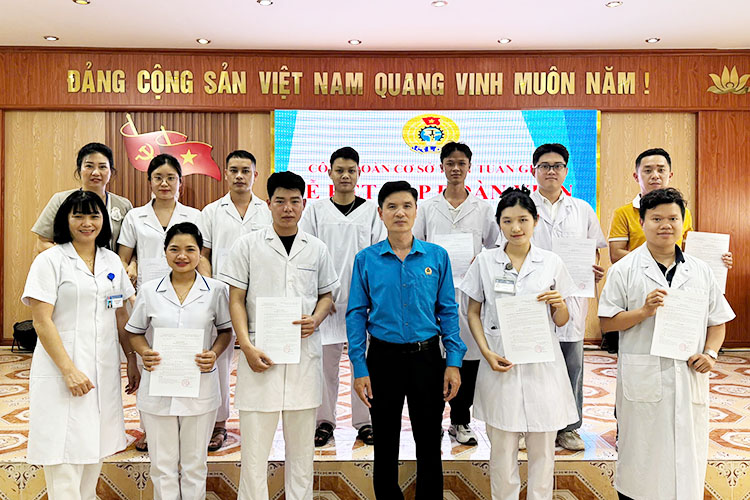 The grassroots trade union of Tuan Giao Medical Center, Dien Bien province admitted 10 more union members. Photo: Quang Dat