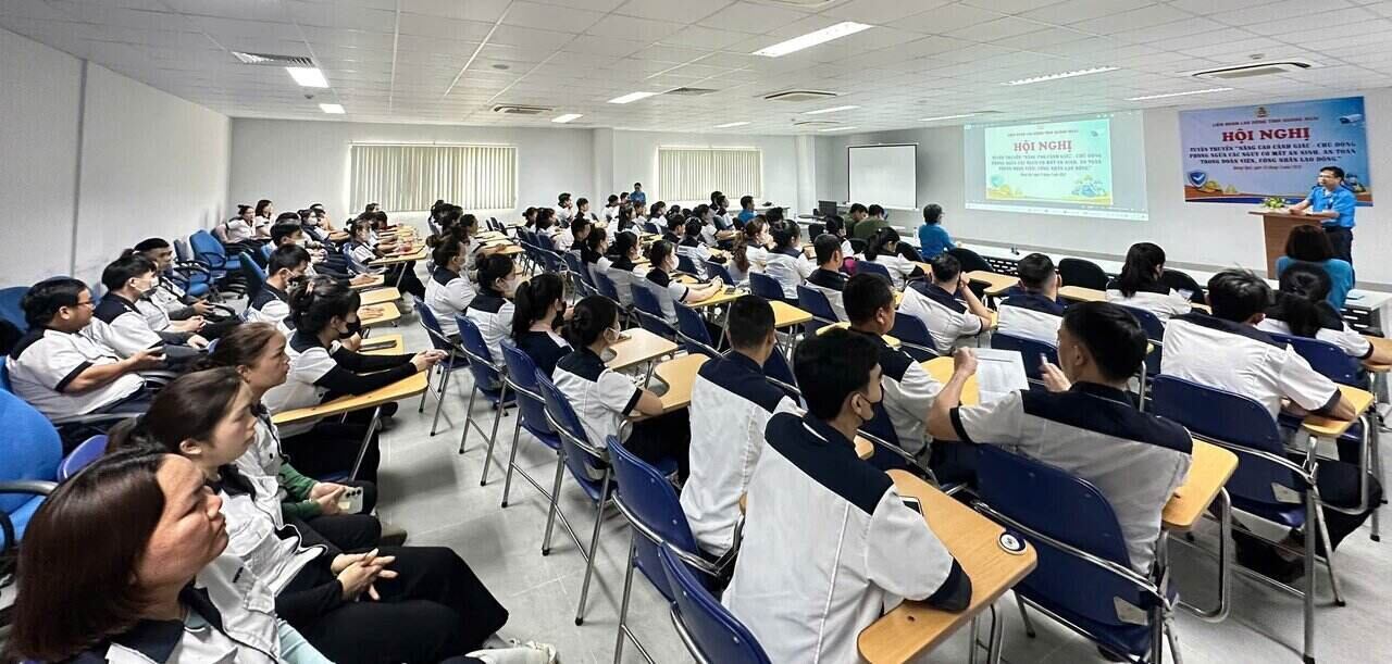 Công nhân được trang bị kỹ năng phòng chống tệ nạn xã hội. Ảnh: Đăng Khôi