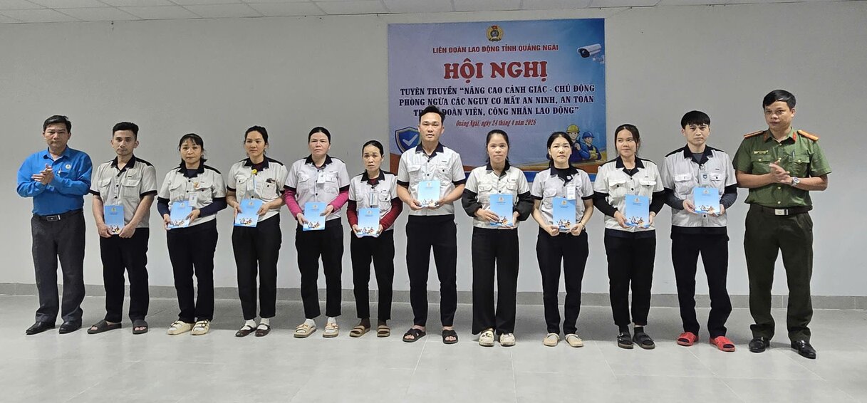 Trao quà cho đoàn viên, công nhân lao động có hoàn cảnh khó khăn. Ảnh: Đăng Khôi