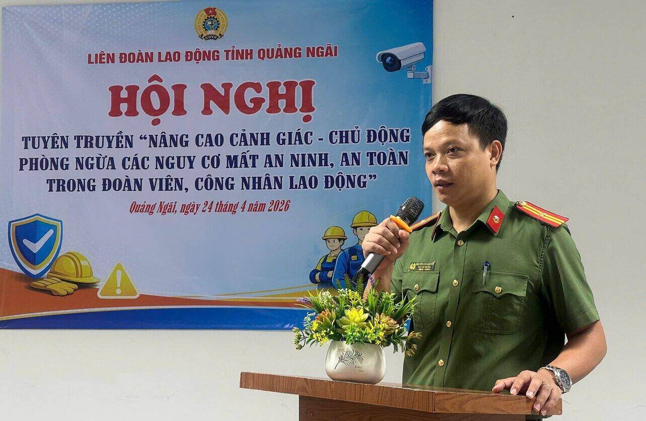 Major Nguyen Van Khuyen - Deputy Head of the Economic Security Department, Quang Ngai Provincial Police, propagates at the Conference. Photo: Dang Khoi