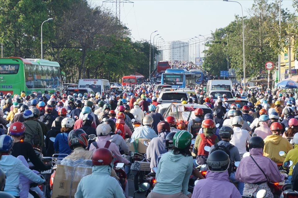 TPHCM sẽ di dời trường đại học, bệnh viện khỏi nội thành để giảm ùn tắc. Ảnh: Minh Quân