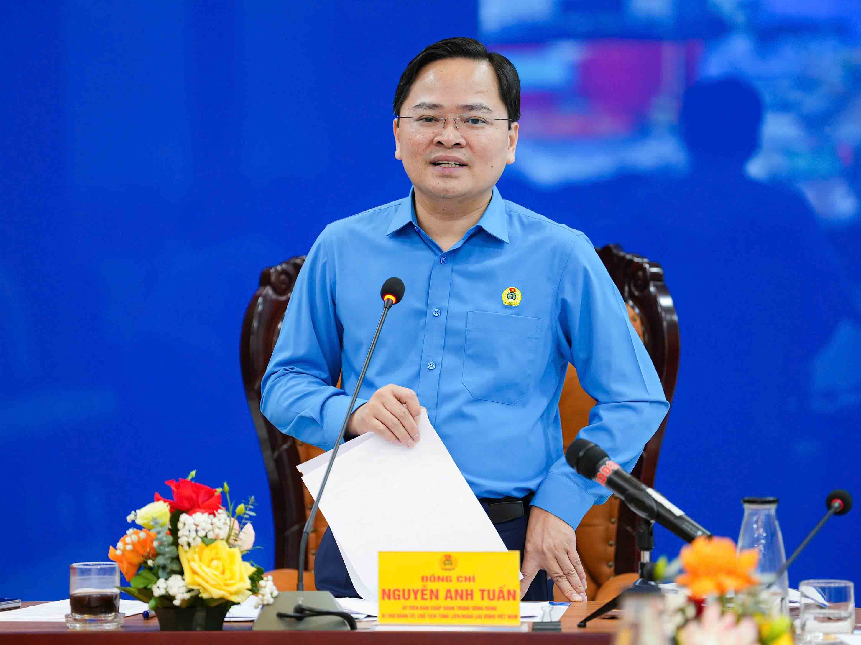 グエン・アイン・トゥアン氏 - 党中央委員、ベトナム労働総同盟委員長が会議を主宰。写真:フウ・チャン