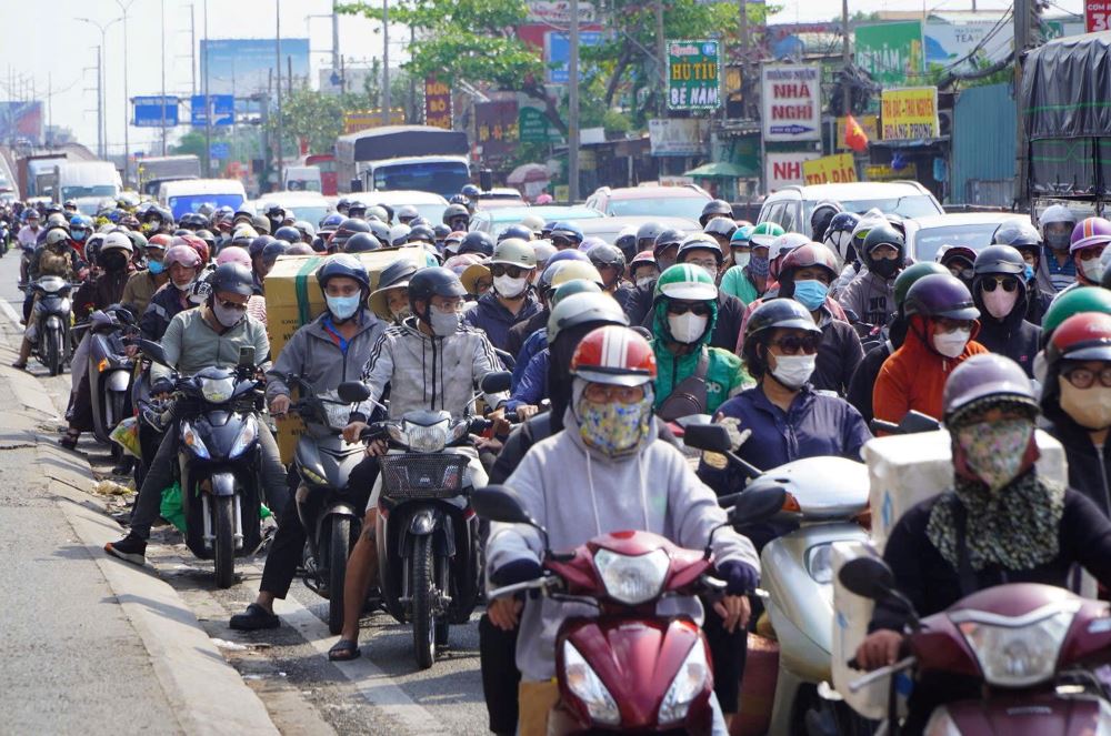 Traffic police recommend people to proactively choose routes to avoid traffic jams at the gateways of Ho Chi Minh City during the April 30 - January 1 holiday. 5. Photo: Chan Phuc