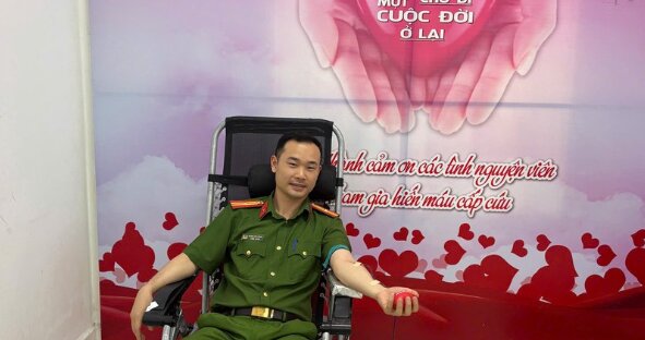 Major Duong Duc Manh - Officer of the Economic Police Department (Cao Bang Provincial Police) promptly donated blood of group B to save a child patient at Cao Bang Provincial General Hospital. Photo: Ministry of Public Security