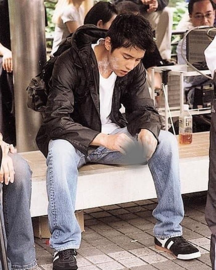 Khoảnh khắc Won Bin sử dụng gạt tàn thuốc di động gây sốt. Ảnh: Lotte