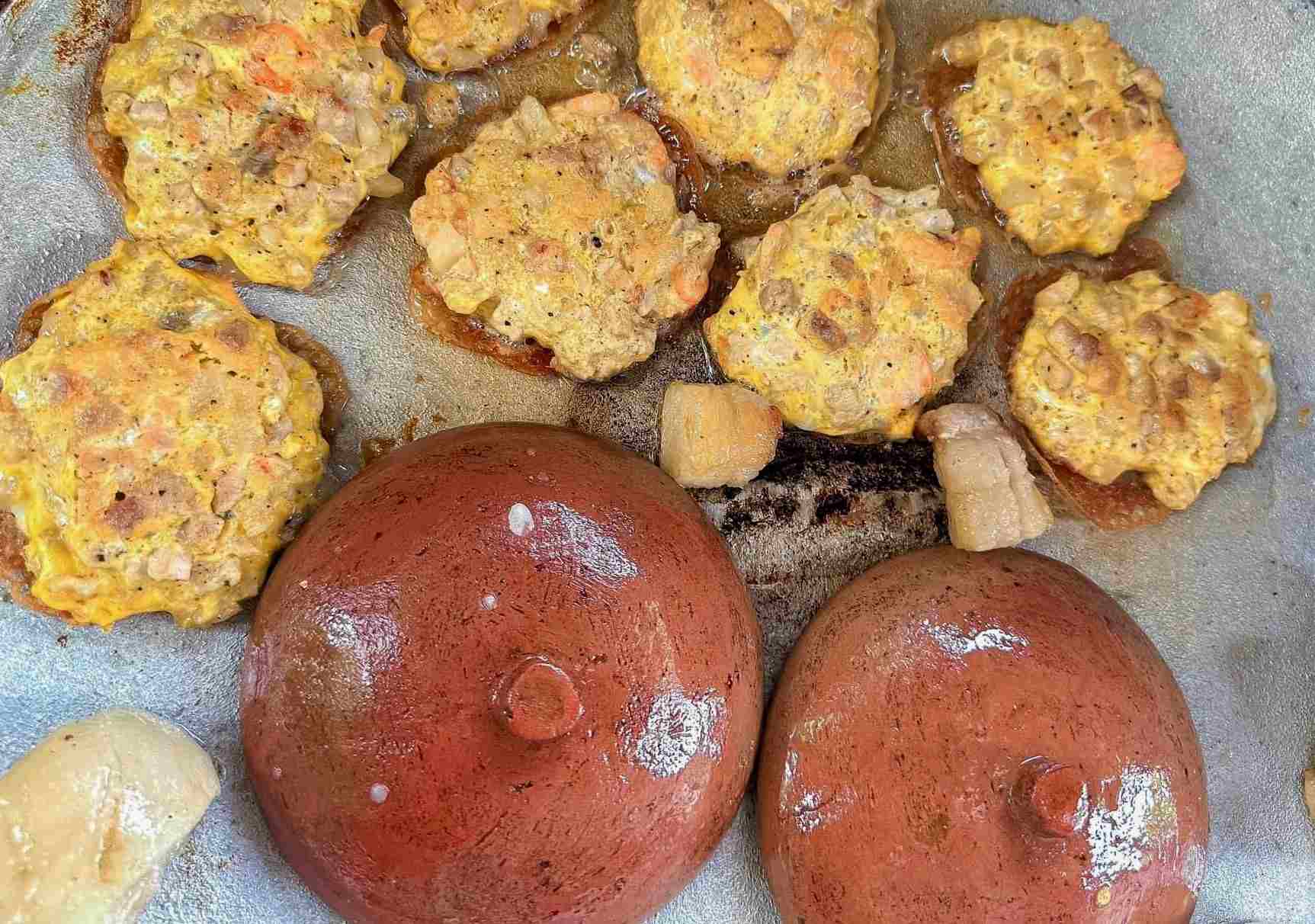 Bánh khoái gồm bột gạo, trứng gà, thịt ba chỉ xắt hạt lựu.. khi chiên dùng mỡ lợn xoa mặt chảo để bánh không cháy xém mà chín giòn. Ảnh: Mai Liên