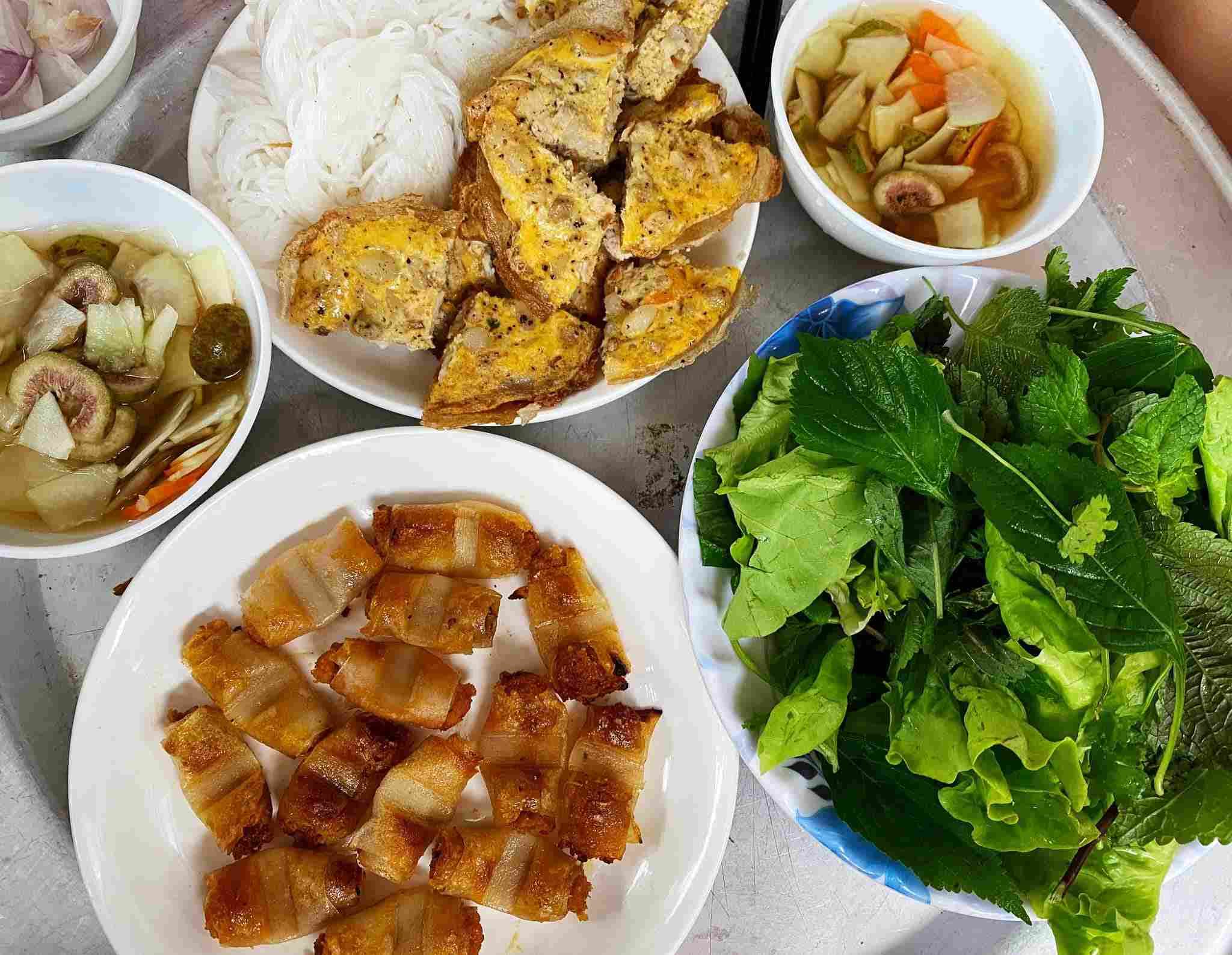 Bánh khoái nồi rang, chả tôm nướng là những món ngon Thanh Hóa. Ảnh: Mai Liên