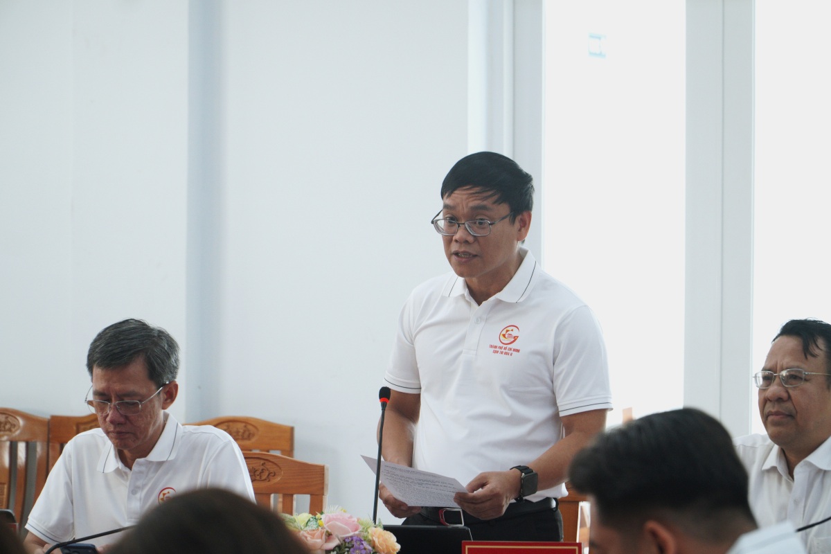 Ông Nguyễn Đức Trí – Chủ tịch UBND phường Tân Hưng - Cụm trưởng Cụm thi đua 2 phát biểu tại hội nghị. Ảnh: Minh Tâm