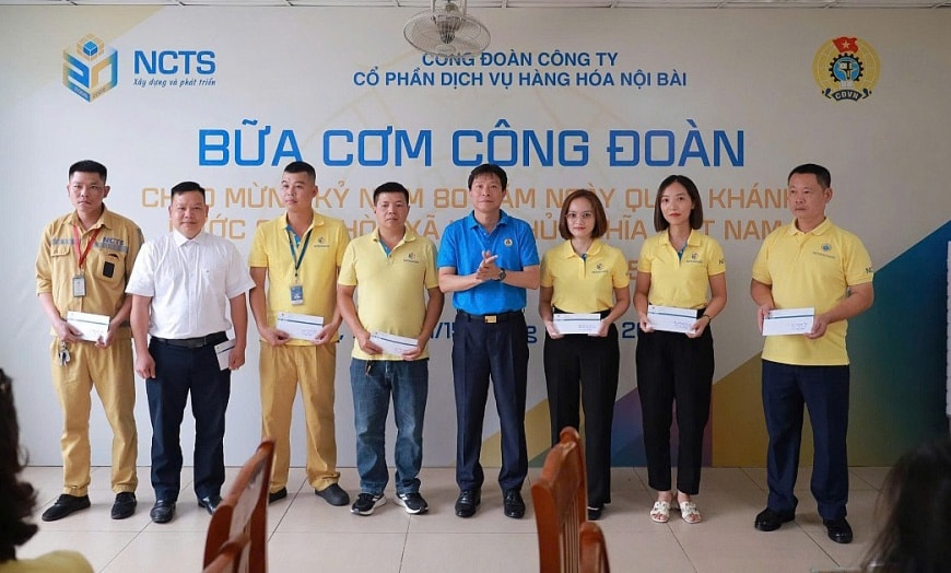 Ông Đinh Trọng Sơn (ở giữa, áo canh) trao hỗ trợ cho đoàn viên có hoàn cảnh khó khăn. Ảnh: Công đoàn ngành cung cấp. 