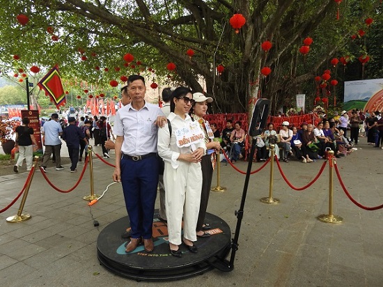 Nhiều người lớn tuổi cũng thích thú với trải nghiệm mới. Ảnh: Tô Công