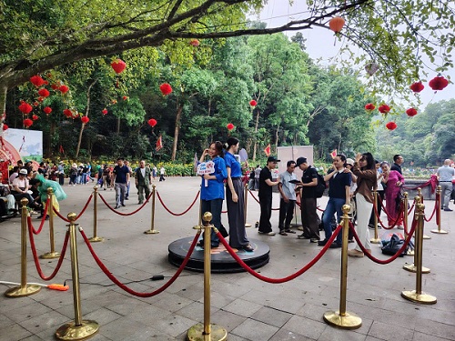 Người trẻ thích thú với trải nghiệm mới tại Lễ Hội Đền Hùng 2026. Ảnh: Xuyên Đông