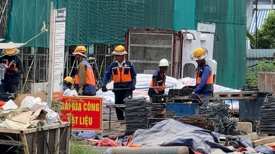 Người lao động được trang bị đầy đủ mũ, áo, găng tay và dây bảo hộ khi làm việc trên công trường. Ảnh: Hoàng Lộc