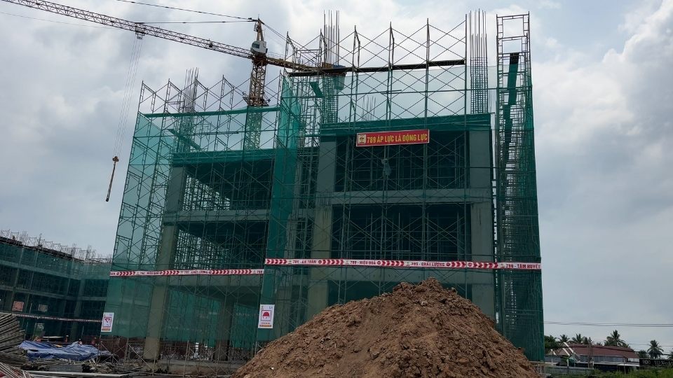 Giao Long social housing construction site maintains overtime construction but still ensures safety for workers. Photo: Hoang Loc