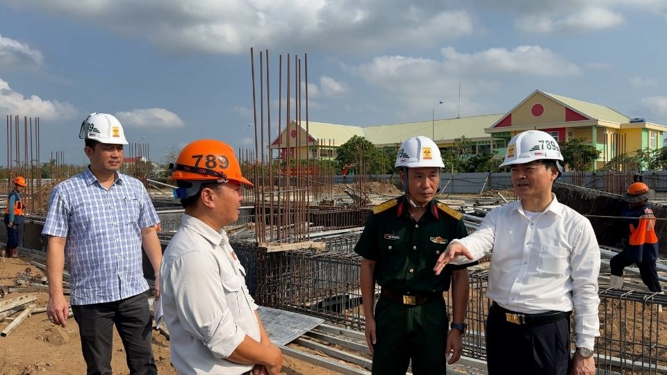 Ông Lê Văn Nghĩa - Ủy viên Đoàn Chủ tịch Tổng Liên đoàn, Trưởng Ban quản lý dự án Công đoàn kiểm tra thực tế tại công trường. Ảnh: Hoàng Lộc