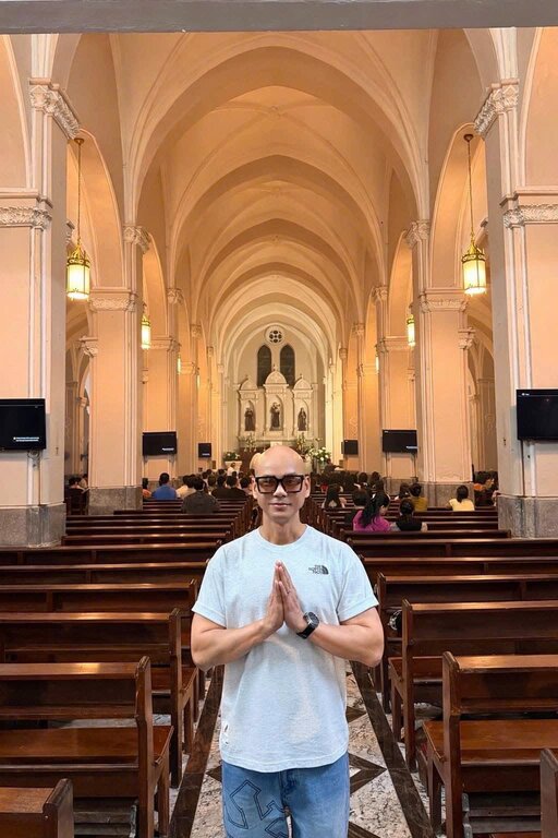 Phan Đinh Tùng trong không gian nhà thờ, gắn với lựa chọn dành ngày Chủ nhật cho đời sống đức tin. Ảnh: Nhân vật cung cấp