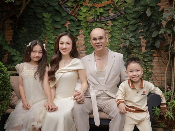 가족과 함께 있는 남성 가수, 그가 일요일에 일을 하지 않기로 선택한 이유 중 하나. 사진: 캐릭터 제공