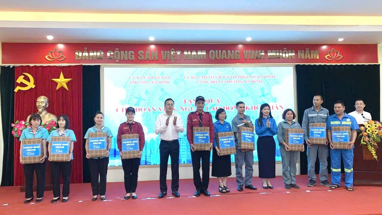 20 phần quà được Công đoàn phường Ba Đình gửi tặng những người lao động khó khăn. Ảnh: Phương Anh