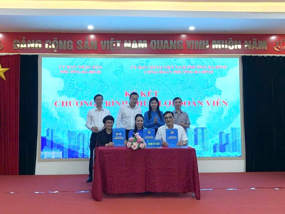 Programme de signature de prestations sociales entre le syndicat du quartier de Ba Đình et l'unité partenaire. Photo: Phương Anh