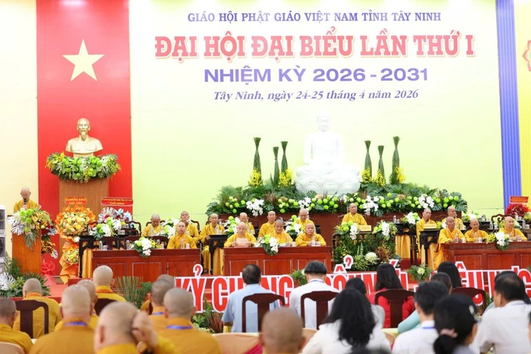 Chư tôn đức tham dự Lễ kỷ niệm 45 năm thành lập GHPGVN. Ảnh: Ban TT-TT Phật giáo tỉnh Tây Ninh