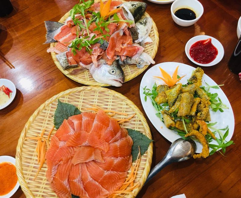 Cá hồi Sa Pa được chế biến thành nhiều món ăn hấp dẫn. Ảnh: Linh Boo 