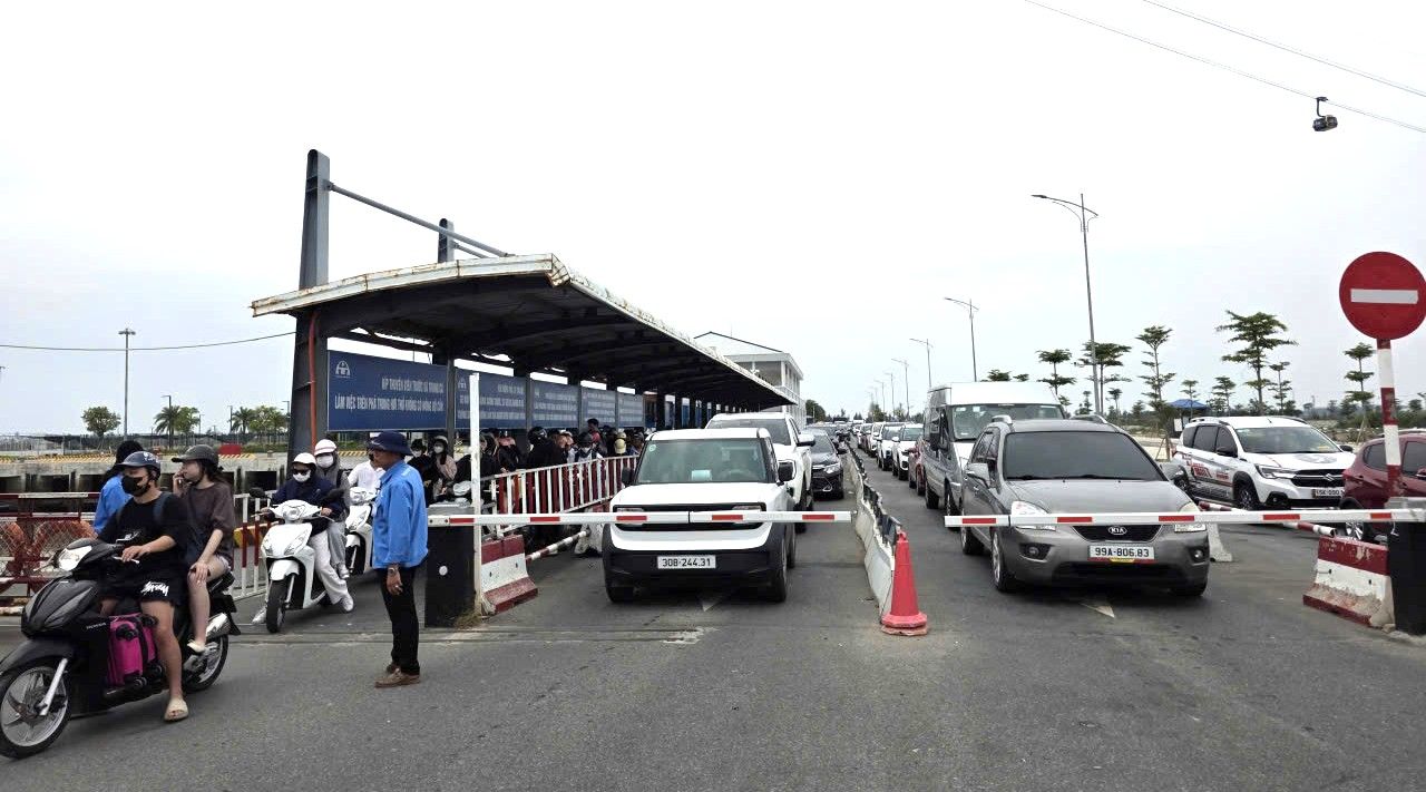 Hai Phong diverts vehicles through Dong Bai ferry, restricting cars from going to the island during holidays and weekends. Photo: Hoang Khoi