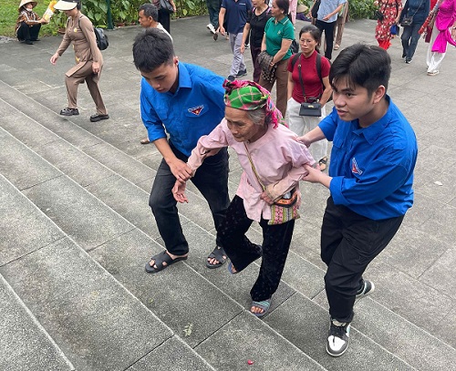 푸토 직업 전문 대학 조합원들이 노인들이 2026년 훙 사원에 올라갈 수 있도록 돕고 있습니다. 사진: 탄 로안