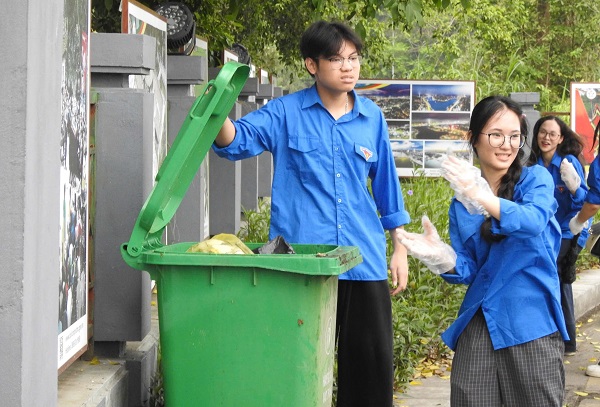 Em Toàn, em Chi, học sinh trường THPT Chuyên Hùng Vương, Phú Thọ vui vẻ trong công việc làm sạch cho Đền Hùng 2026. Ảnh: Tô Công