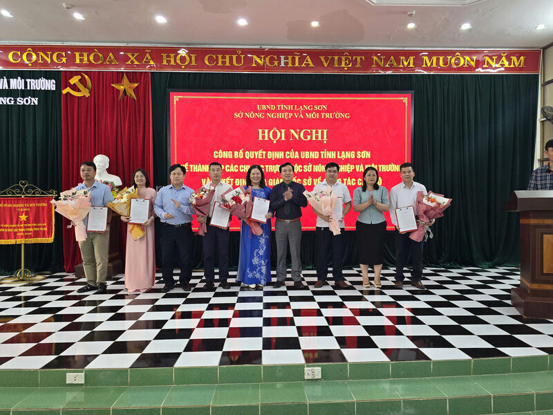 랑선성 농업환경부 지도자들이 결정서를 수여하고 각 지국 지도자들에게 꽃다발을 전달하며 축하하고 있습니다. 사진: 호앙 응이아