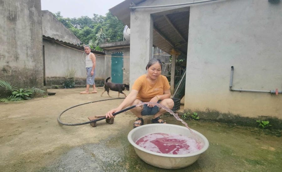 L'eau des puits forés des ménages du village de Quảng Trung, commune de Thạch Quảng, change de couleur en rouge-violet. Photo: Quách Du